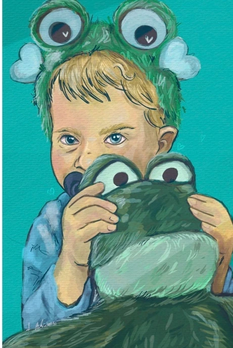 Farebný detský portrét so zelenou hračkou.